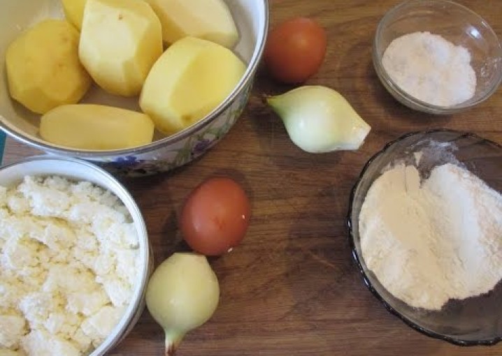 Драники (Деруни) из картошки с сырной начинкой.  Рецепт домашней кухни.