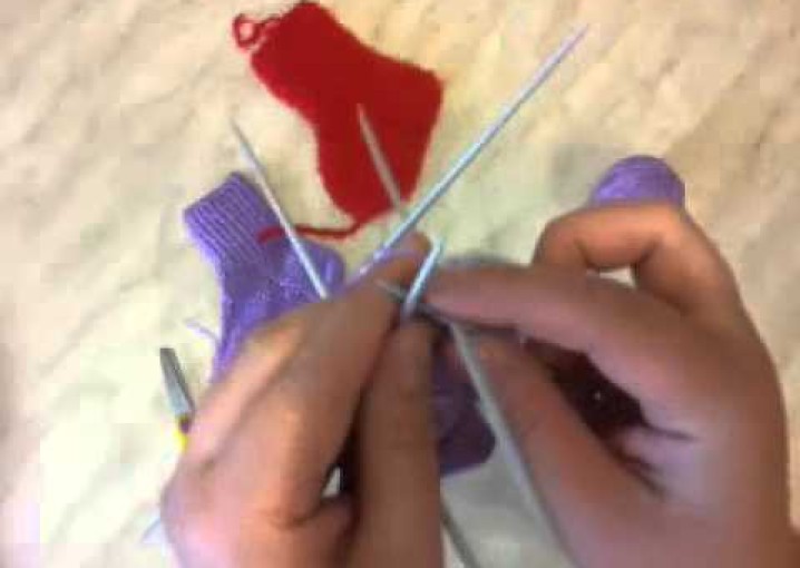 Видео вязание спицами носки для новорожденного для начинающих.