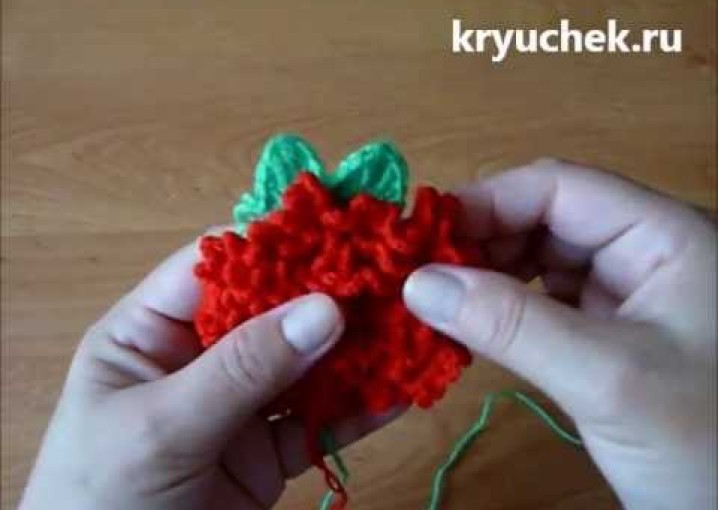 Вязание крючком. Объемный цветок на плоской основе (Crochet. Volumetric flower on a flat base)