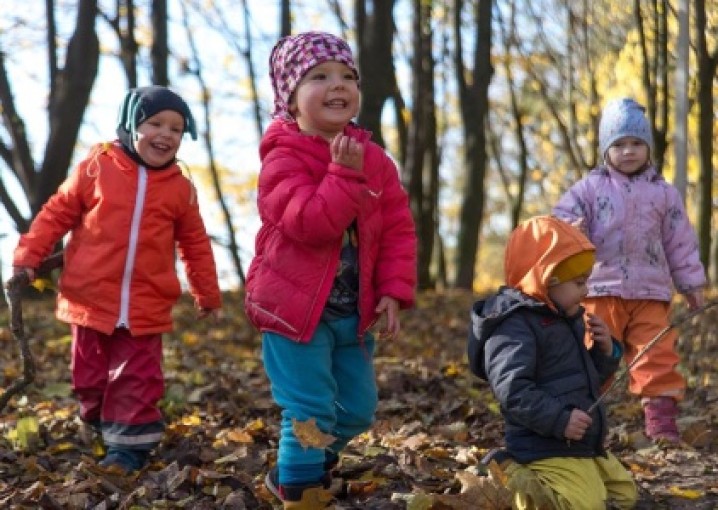 Подбор детской одежды по сезонам: чем одевать ребенка летом и зимой